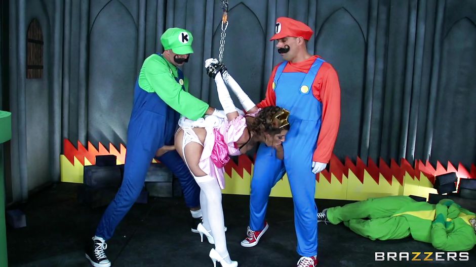 Косплей секс грудастой принцессы с Марио и Луиджи