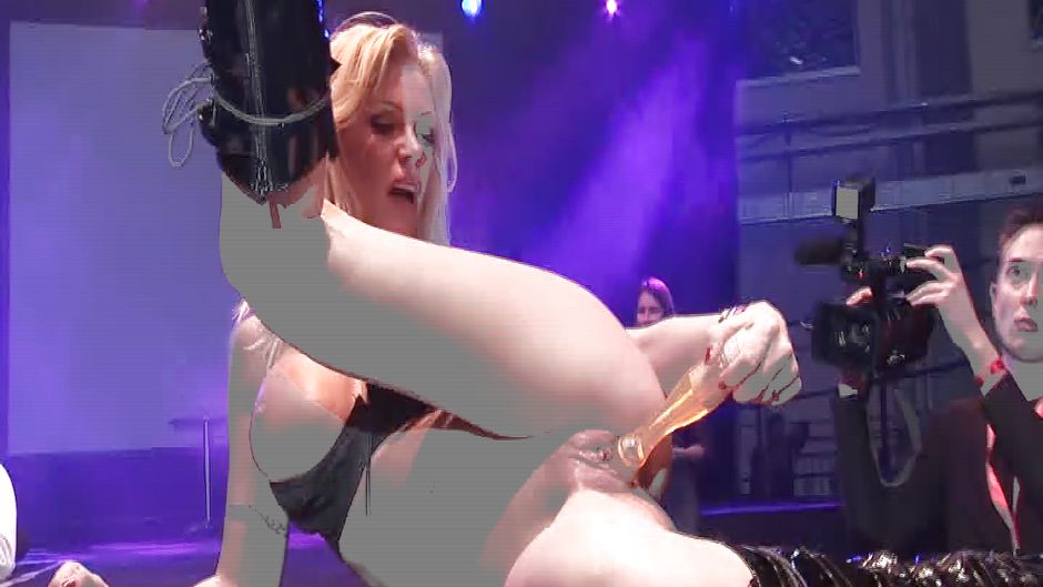 Flexi milf masturbating on stage. Big Tits adult video
