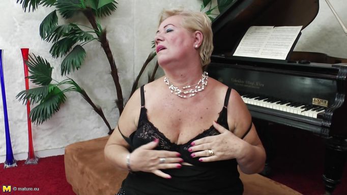 Stylish Gilf Plays The Piano And Then With Her Nipples