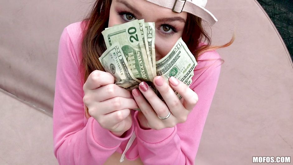 Красивую русскую за деньги. Русские девочки за деньги. Молодые девушки за деньги. Девочка показала за деньги.