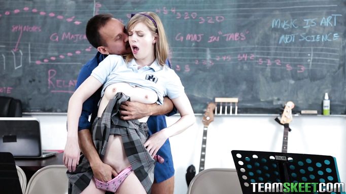 Naive Babe Fucked By Teacher In The Classroom
